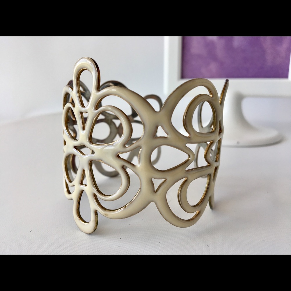Beautiful white enamel flower pattern cuff